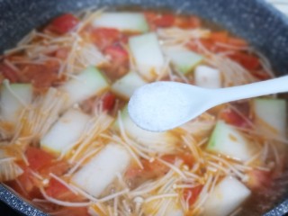 9、酸甜开胃~番茄金针菇冬瓜汤,按个人口味加入盐,糖,大火6分钟即可!