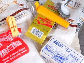 1、蛋蔬汉堡,准备好材料。