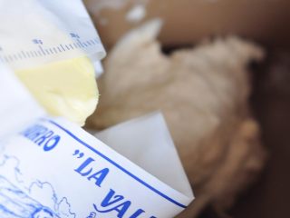 4、蛋蔬汉堡,揉成团后,加入黄油再揉15分钟。