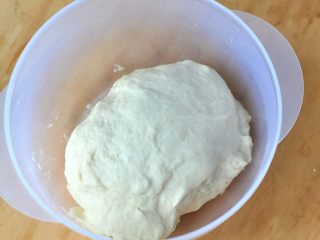 5、蛋蔬汉堡,放入容器中发酵50分钟左右。