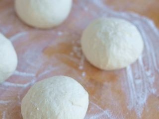 7、蛋蔬汉堡,分割成四份,松弛10分钟后,滚圆。