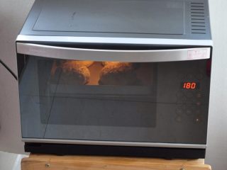 9、蛋蔬汉堡,烤箱选择上下管加热,180度预热10分钟。把面包胚放入烤箱中,180度烘烤20分钟,注意表面均匀上色,烤好后取出放凉。