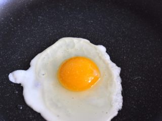 11、蛋蔬汉堡,鸡蛋和火腿用煎锅煎熟。