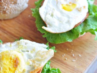 12、蛋蔬汉堡,和生菜一起摆好,做为汉堡夹层。
