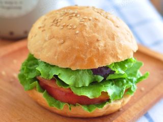 13、蛋蔬汉堡,把最上层的面包盖好即可。