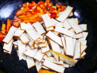 6、美食丨超级无敌下饭家常菜 芹菜香干&nbsp;～,接着倒入切好的香干翻炒片刻。