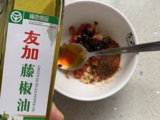 8、凉拌茄子,几滴花椒油