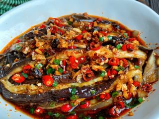 12、凉拌茄子,倒入盘中，撒葱花开吃