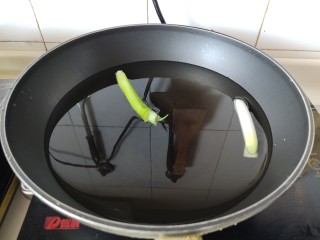 2、懒人排骨焖饭,清水放葱