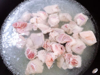 2、白萝卜羊肉汤,锅中烧开水，放入羊肉煮一下。