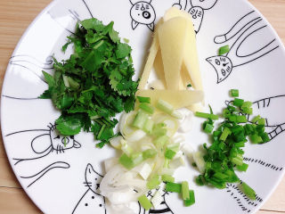 8、白萝卜羊肉汤,配菜切碎待用。