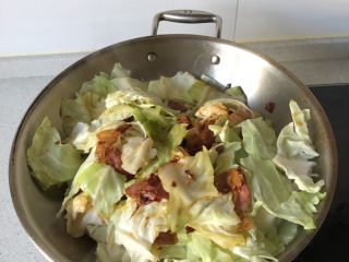 5、腊肉手撕包菜,放入包菜，这里多炒炒，大约十来分分钟吧，包菜太多了????，全程不用放水