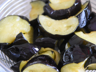 4、地三鲜的家常做法，超级无敌下饭菜！,茄子过油炸至酥软，捞出控油