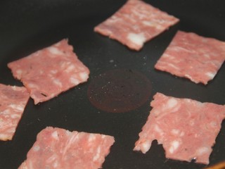 3、煎蛋培根三明治,培根放锅里也煎一下