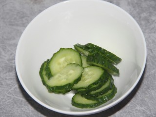 7、煎蛋培根三明治,黄瓜几片