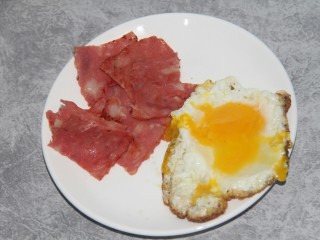 8、煎蛋培根三明治,这是煎好的鸡蛋和培根