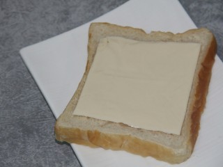 10、煎蛋培根三明治,把芝士片放土司上