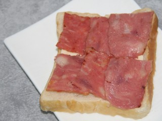 11、煎蛋培根三明治,再放上培根