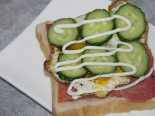 12、煎蛋培根三明治,再摆上煎蛋，黄瓜片，挤点沙拉酱