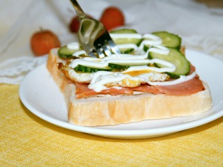 13、煎蛋培根三明治,好了可以享受美味早餐了