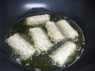 7、水煮带鱼,放入带鱼，不要翻动；晃动锅子，带鱼会随之移动时，再将带鱼翻面；带鱼能够再次晃动时，就可以起锅啦；