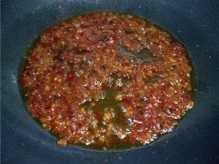 9、水煮带鱼,另起油锅，放入郫县豆瓣酱炒香；