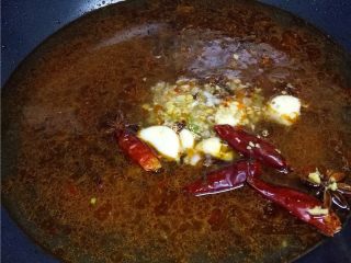 12、水煮带鱼,放入姜末，葱白末，大蒜，干辣椒，花椒，八角；再调入适量生抽、香醋，白糖；