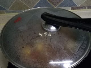 13、水煮带鱼,加盖，烧开；烧开后再煮5分钟左右；