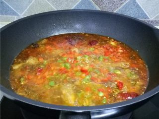 15、水煮带鱼,放入甜椒、二荆条，煮30秒关火；