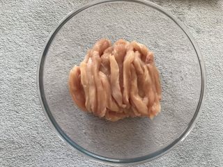 1、香酥鸡肉条,将鸡胸肉切成长条