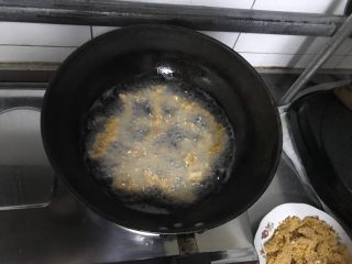 13、香酥鸡肉条,油热下锅炸，小火慢炸，炸至金黄即可