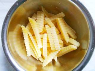 6、好吃到哭的凉拌狼牙土豆,捞出沥干水。