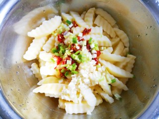 7、好吃到哭的凉拌狼牙土豆,大蒜末➕香葱➕剁椒倒入土豆条中。