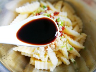 8、好吃到哭的凉拌狼牙土豆,加两勺生抽。