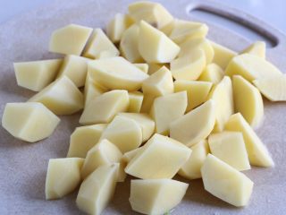 1、土豆烧香菇,土豆去皮滚刀切块；
