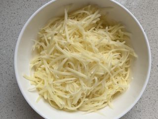 2、土豆丝饼,擦丝，不要洗哦！