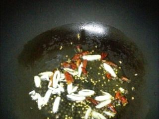 5、青椒土豆丝,干红辣椒、花椒爆香