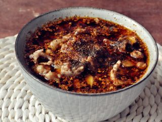 12、水煮肉片,重新洗锅,烧少许油,油开后关火,在盛菜的碗里撒上辣椒粉和花椒粉,然后将油迅速淋在面上,淋面这一部很重要,油必须要烧开,但油太热辣椒粉会糊掉,