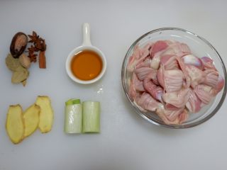 1、香辣凉拌鸡胗,准备食材。
