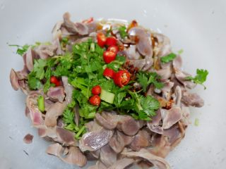 12、香辣凉拌鸡胗,将所有食材放入稍大的容器。