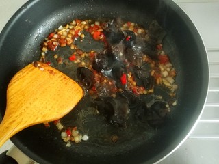 12、鱼香猪肝,加入木耳翻炒半分钟左右。