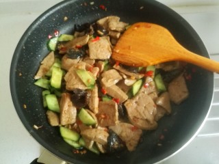 16、鱼香猪肝,继续快速翻炒均匀。