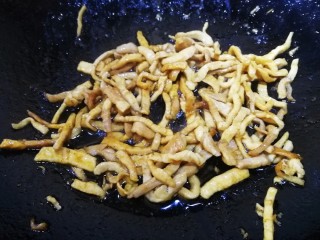 11、青椒炒肉丝,文火翻炒均匀。