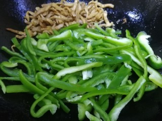 12、青椒炒肉丝,把肉丝推到锅边，放入青椒。