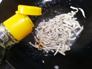 10、青椒炒肉丝,加生抽提鲜。