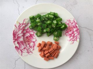 3、秋葵炒蛋,将火腿肠切小颗粒。