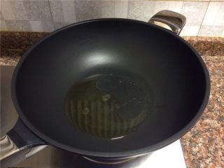 5、秋葵炒蛋,热锅倒油烧至八成热。