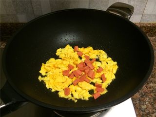 8、秋葵炒蛋,放入火腿肠翻炒10秒。