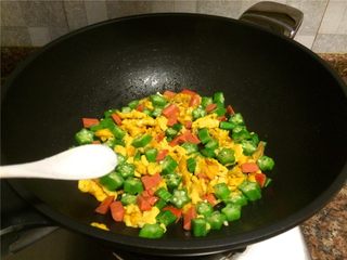 10、秋葵炒蛋,放入适量盐翻炒10秒即可关火。