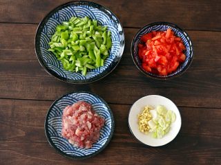 2、超下饭之红三剁,食材分别改刀待用。
